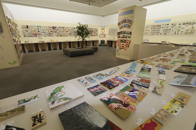 【第46回サントリー地域文化賞】かまぼこ板を使った作品募集と展覧会を続け、地域活性化に貢献「全国『かまぼこ板の絵』展覧会」（愛媛県西予市）