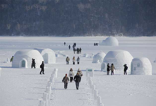【第43回サントリー地域文化賞】凍った湖に雪と氷だけでつくる集落(コタン)で、冬の十勝の魅力を発信する「しかりべつ湖コタン」（北海道・鹿追町）