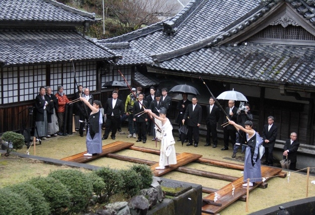 【第39回サントリー地域文化賞】中世から伝わる弓術を純朴に伝承する「河合弓引き保存会」（奈良県･上北山村）が受賞！