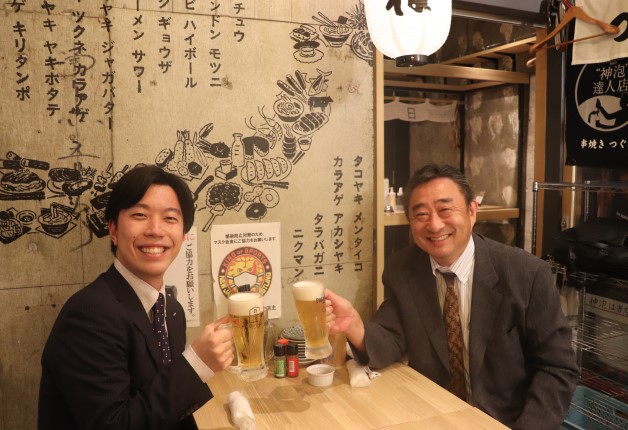 「第17回・年齢差36歳！～凸凹コンビが巡る首都圏酒場応援記～」ビジネス街の地下に屋台村！食べ歩き・はしご酒が愉しめる「日ゞ小路（ひびこうじ）」にて、「ザ・プレミアム・モルツ」を堪能♪(東京・内幸町)