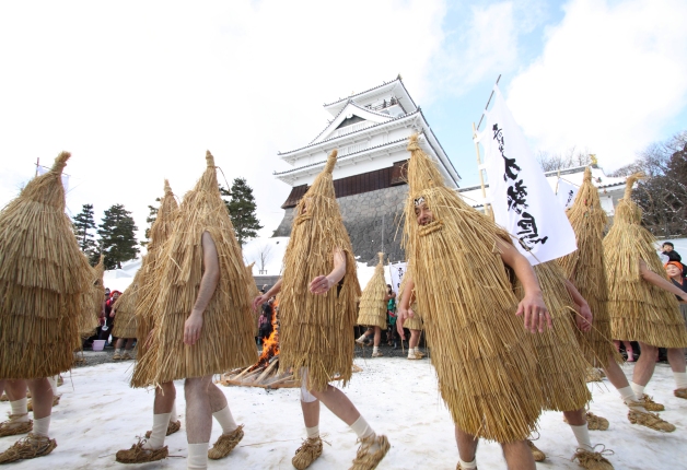 【第38回サントリー地域文化賞】ミノを被った集団が踊りながら町を練り歩く「奇習 加勢鳥」（山形）が受賞！